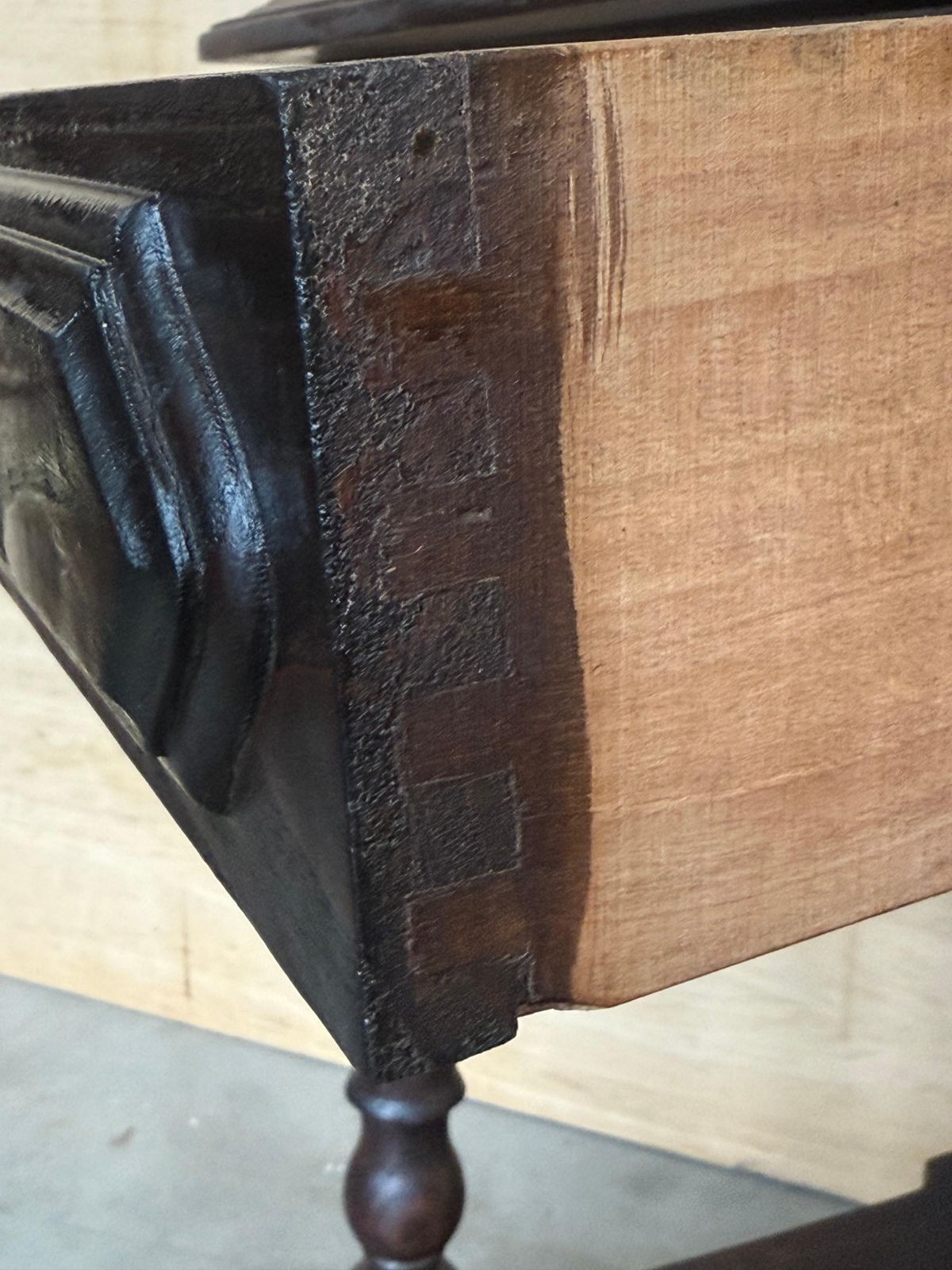 photo for sale Paire de tables de chevet espagnoles, un tiroir et tablette basse