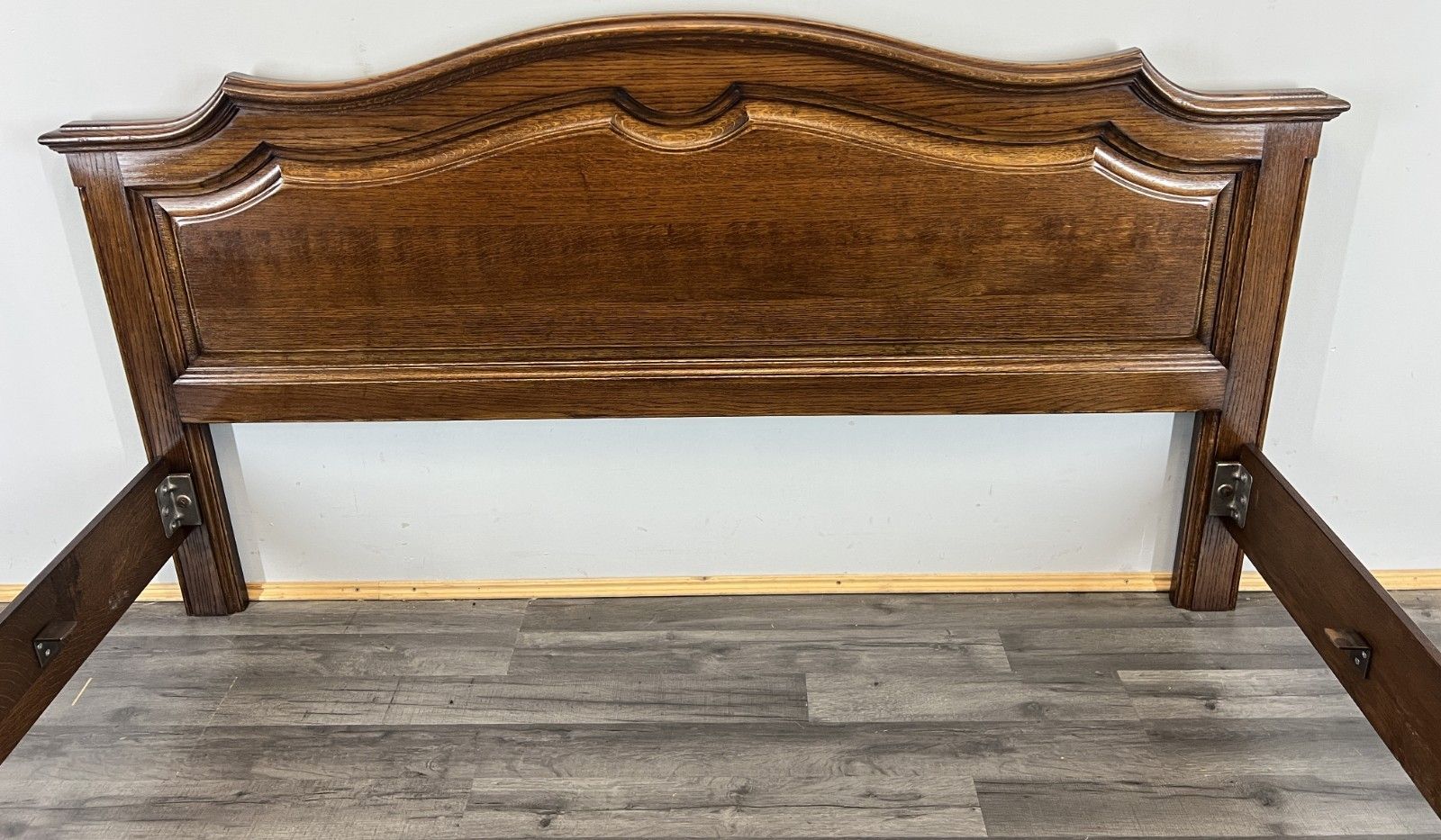 photo furniture Bed Vintage French Style King Size Bed Frame Oak Carved Headboard Lot 4622