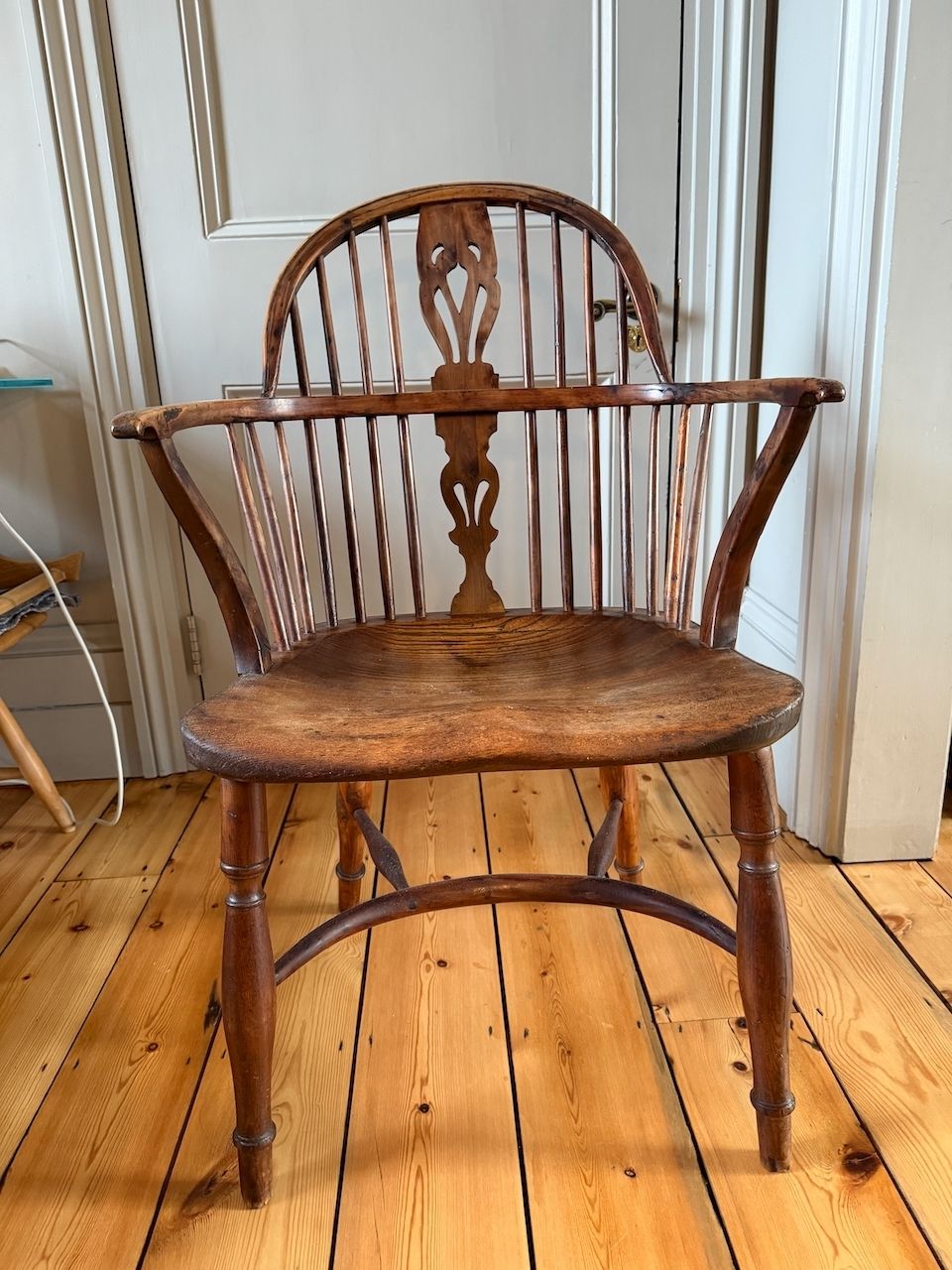 photo furniture Early 19th Century Yew & Elm Windsor Chair