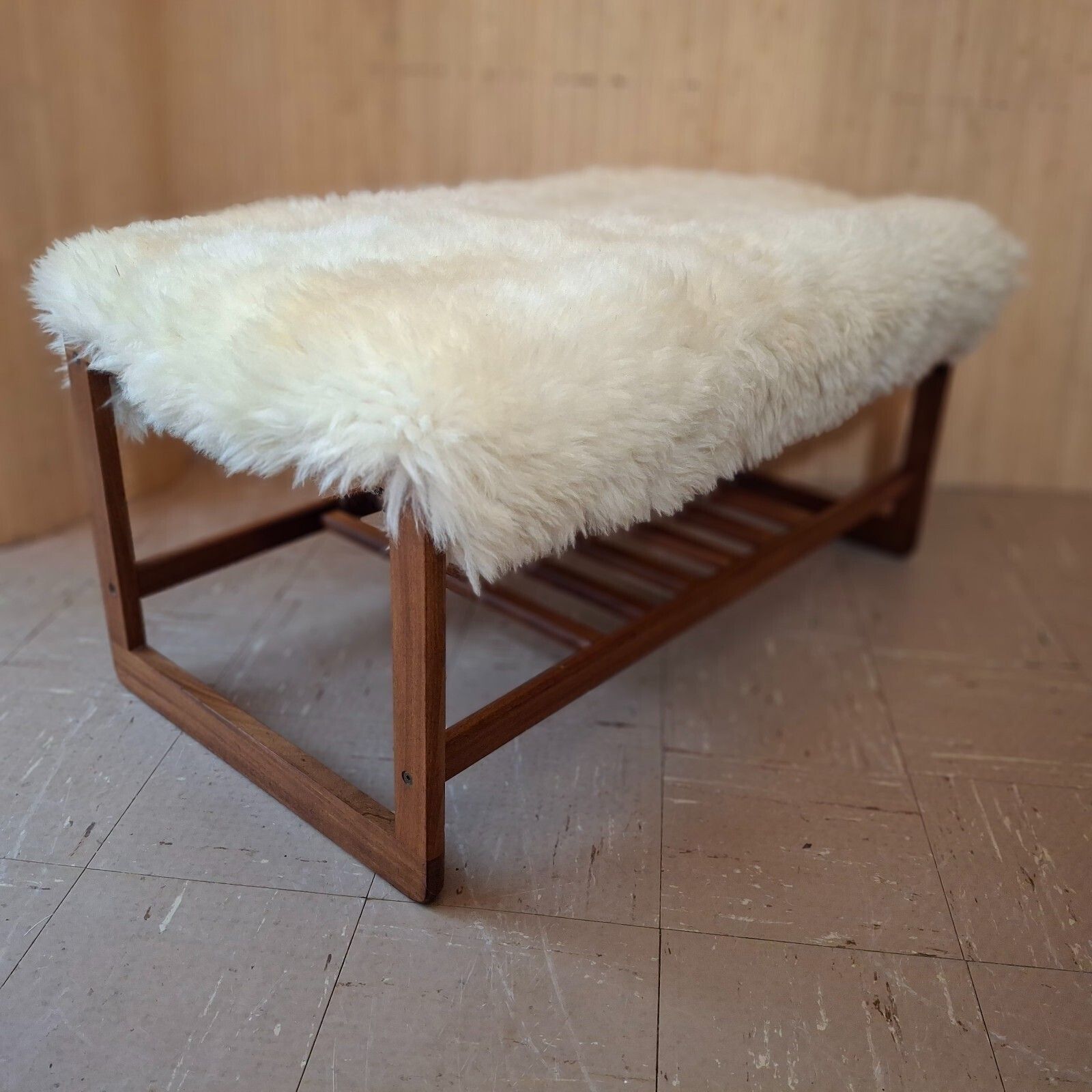 photo vintage Fab Vintage Retro Bench Seat Boot Room Hall Gym Shoe Rack Teak Cream Sheepskin