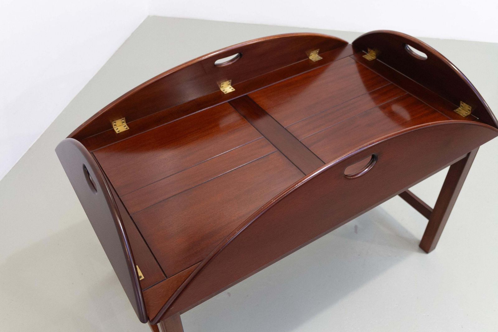 photo vintage English Mahogany And Brass Butler's Tray Coffee Table, 1960s.