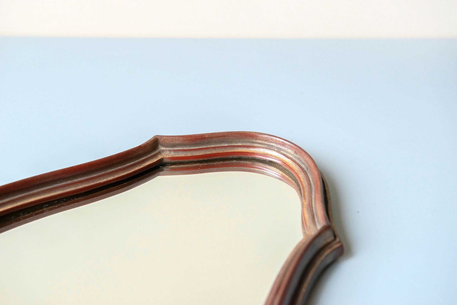 Belgian Scalloped Wall Mirror – Gold Wooden Frame With Crest, Deknudt 1960s photo vinterior