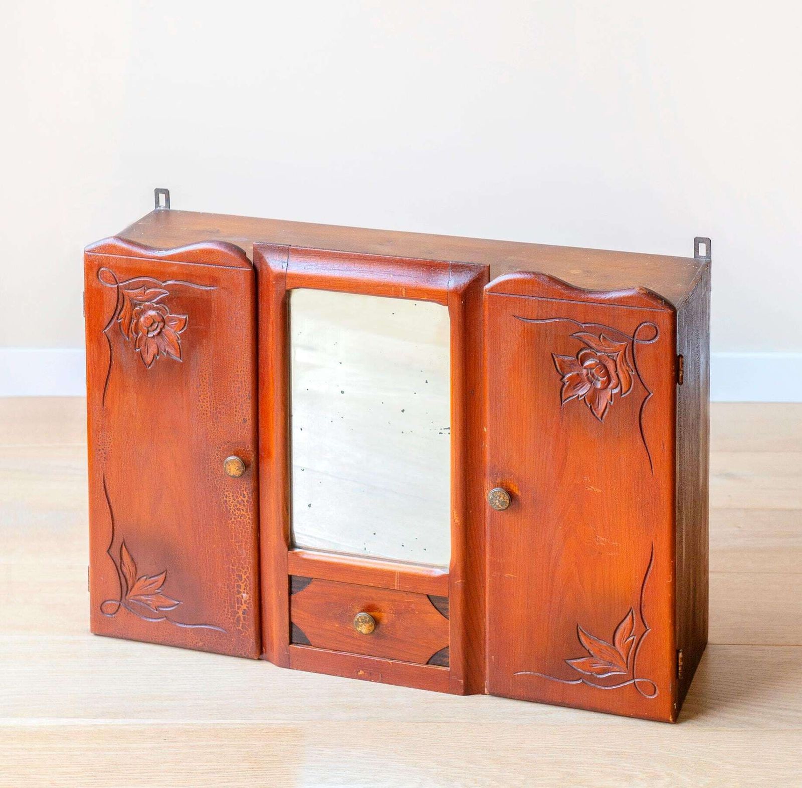 Antiek Frans Medicijnkastje Met Spiegel – Grote Art Nouveau Hangkast Met Bloemenmotieven