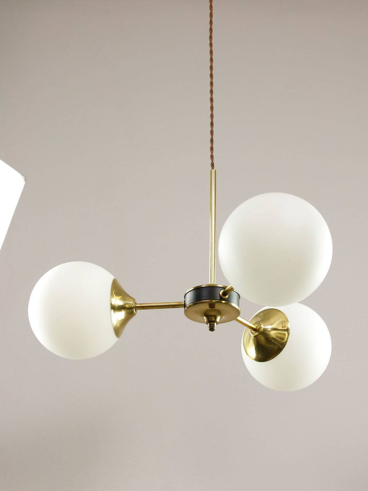 photo vintage Mid Century Modern Italian Chandelier In Brass And Opaline Glass, 1960s.