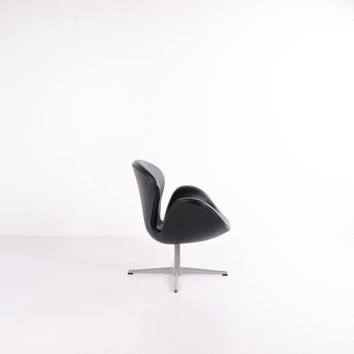 Swan Chair – Arne Jacobsen – Black Elegance Leather – Fritz Hansen – 2002 photo furniture