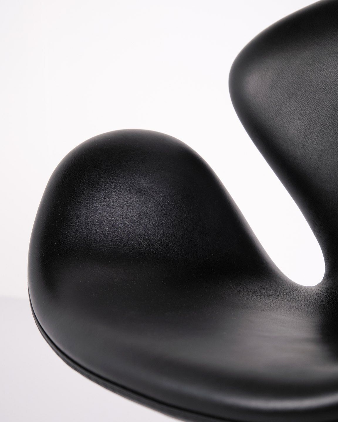 Swan Chair – Arne Jacobsen – Black Elegance Leather – Fritz Hansen – 2002 photo vinterior