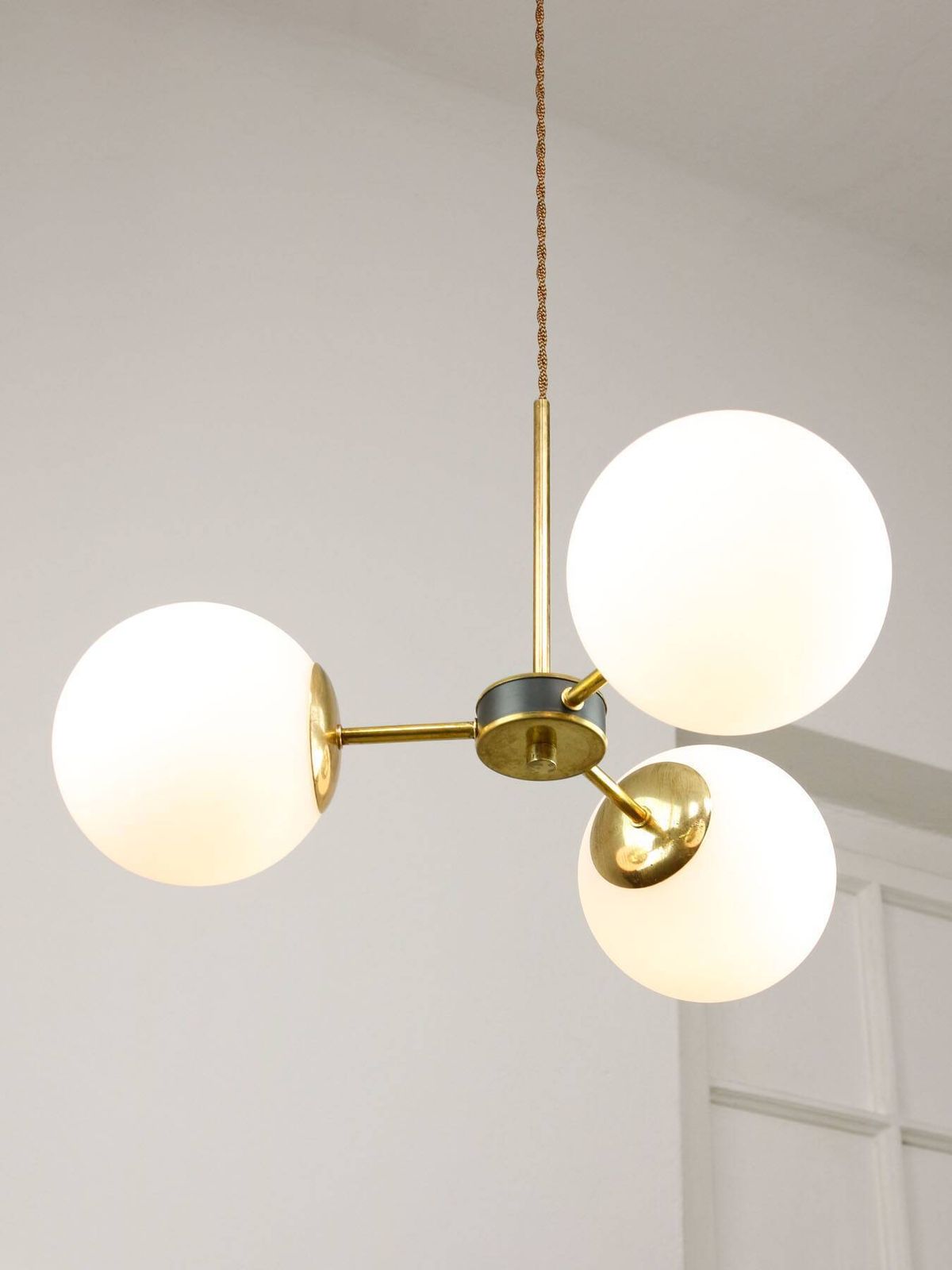 photo vintage Mid Century Modern Italian Chandelier In Brass And Opaline Glass, 1960s