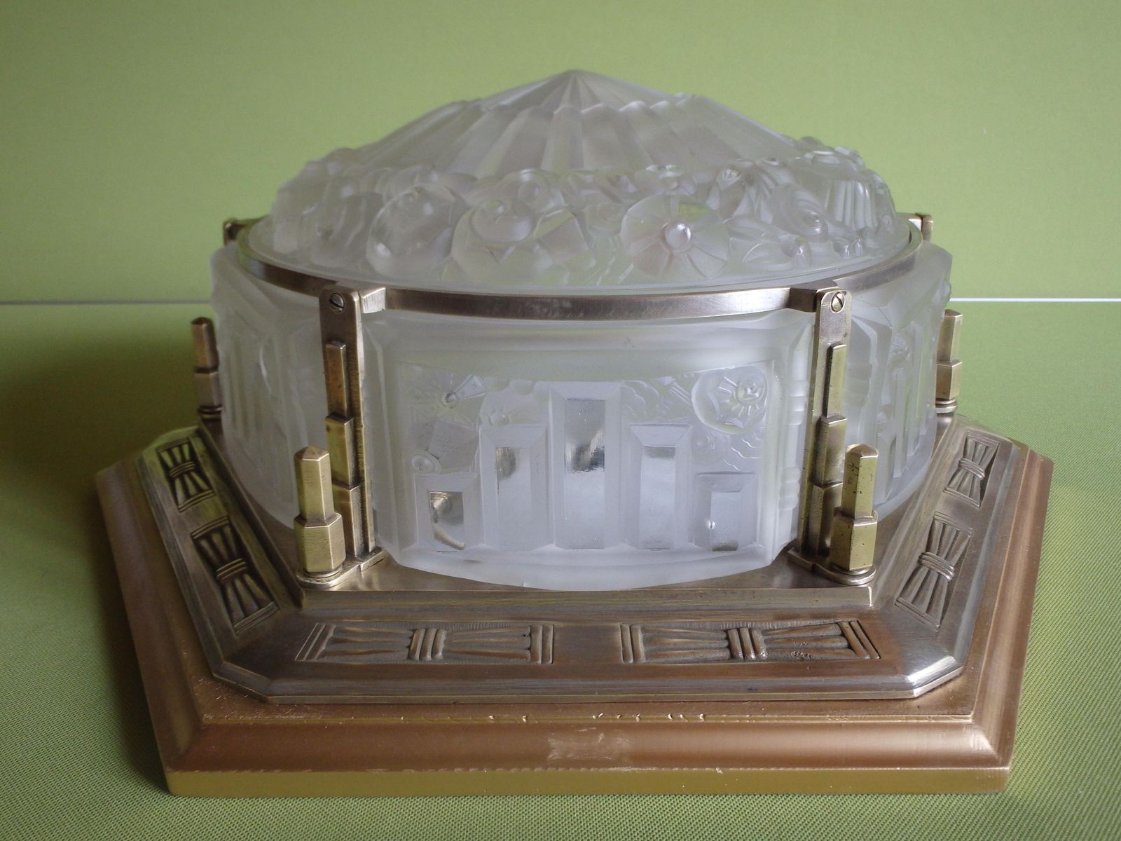 photo vintage Paire Art Deco Large Ceiling Lamp Geometrical Flower Glass And Brass Verlys