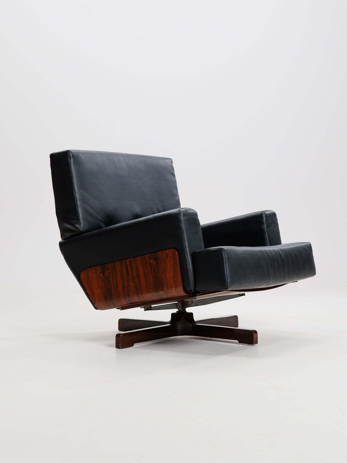 Swivel Rosewood Model 401 Armchair By Menilio Taro For Cinova, 1960s