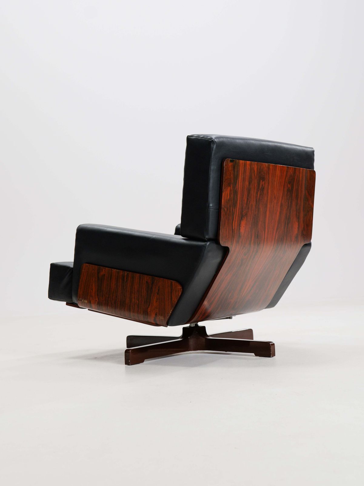 Swivel Rosewood Model 401 Armchair By Menilio Taro For Cinova, 1960s photo for sale