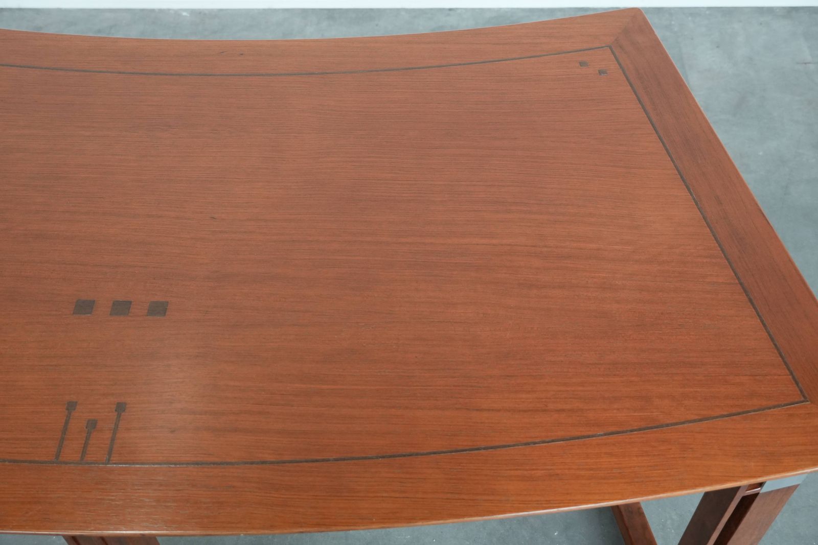 Gebogen Art Deco Bureau Met Elegante Vormen En Mooie Afwerking photo vinterior