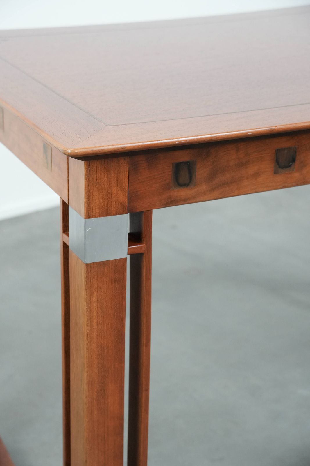 photo furniture Gebogen Art Deco Bureau Met Elegante Vormen En Mooie Afwerking