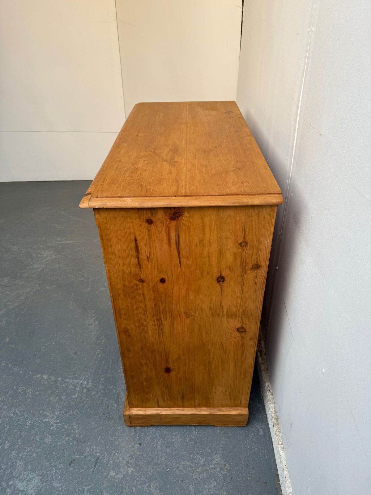 A Cracking Arts & Crafts Waxed Pine 5 Drawer Chest Of Drawers photo furniture