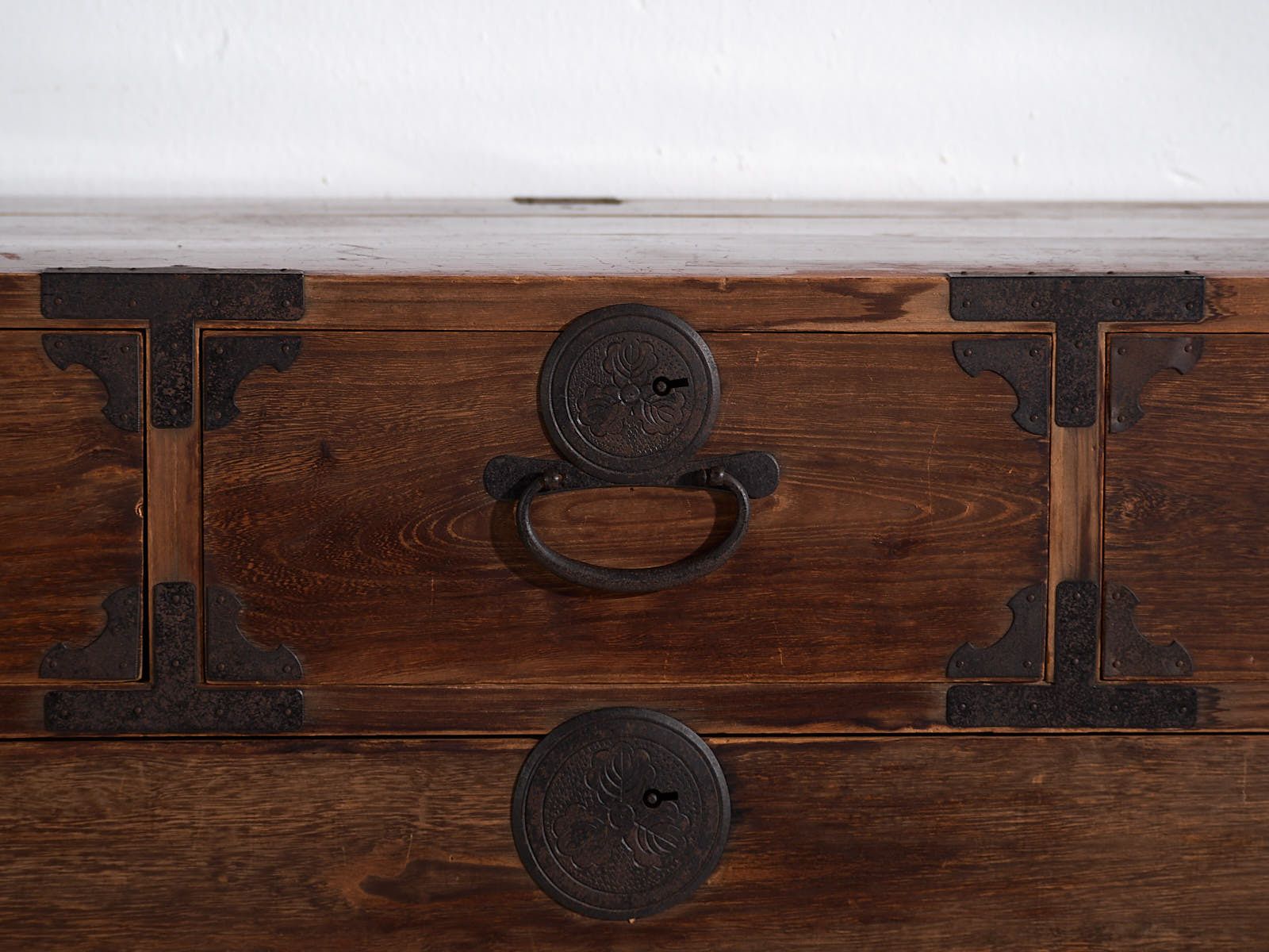 Japanese Sendai Isho Dansu (Clothing Chest), Large Size, Made Of Cedar And Iron, Meiji Taishō Period (C. 1890 1925). photo 2886.0