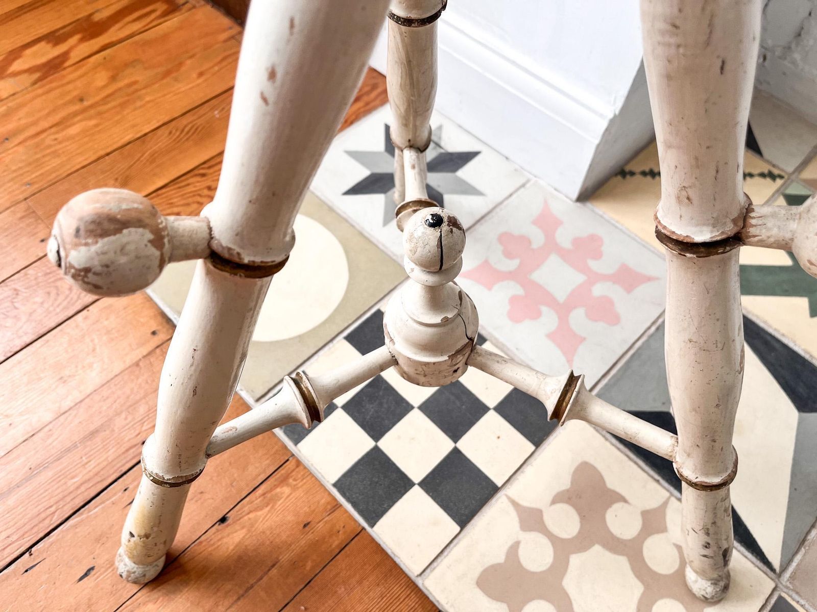 photo vinterior French Antique Painted Faux Bamboo Plant Stand