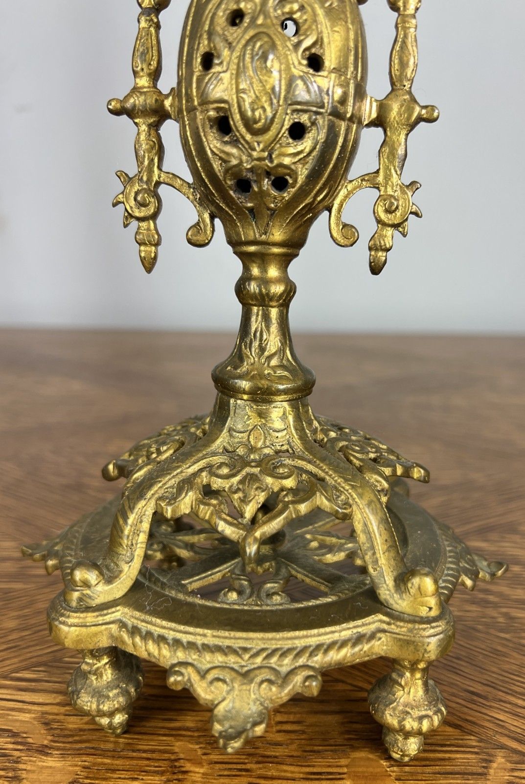 photo vintage Mantel Clock Vintage French Style Architectural Brass Garniture Set Lot 4645