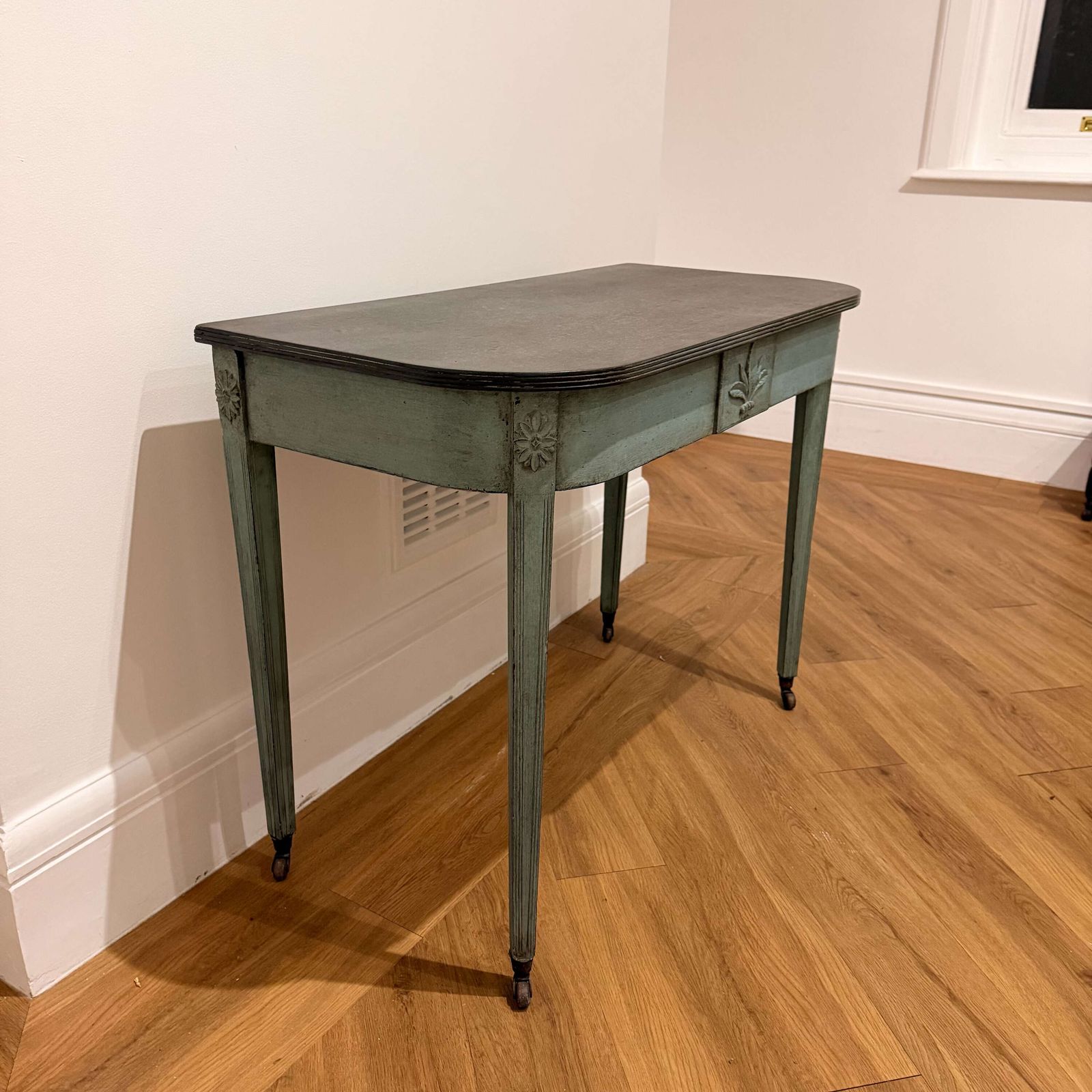 photo vinterior Later Painted Neoclassical Console Table With Carved Crest And Tapered Legs