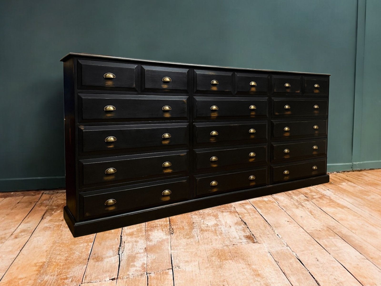 photo vinterior Large Painted Pine Bank Of Drawers