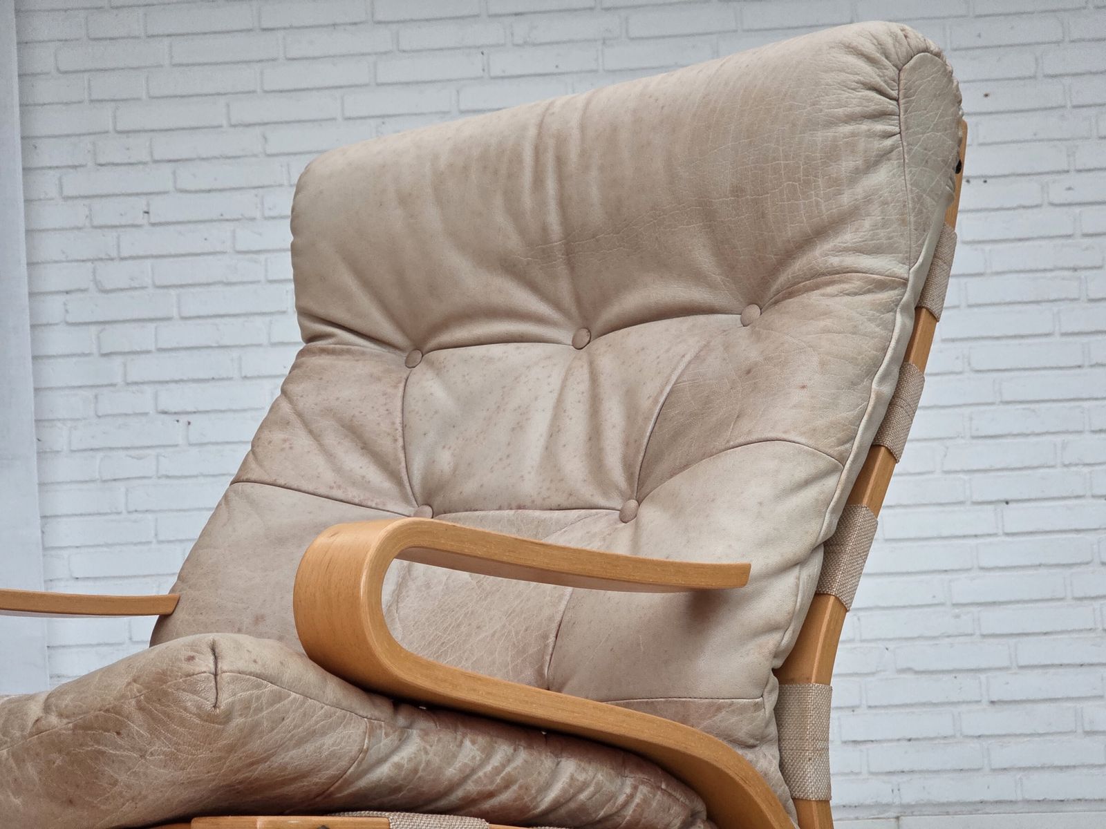 Ca. Jaren 1970, Noorse Fauteuil, Model "Kengu", Beige Meubeleer. photo Meubels