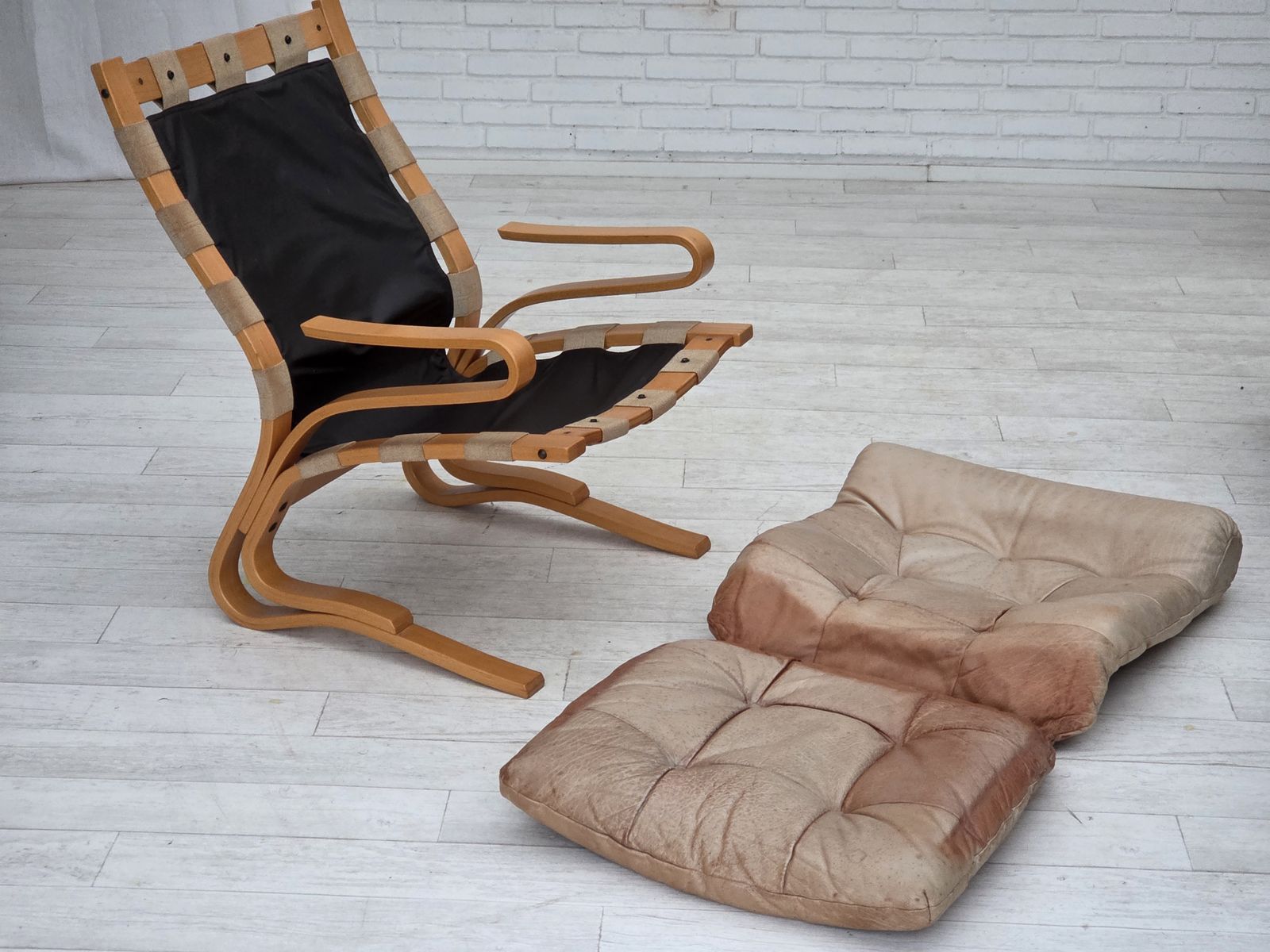 photo for sale 1970s, Norwegian Armchair, Model "Kengu", Beige Furniture Leather.