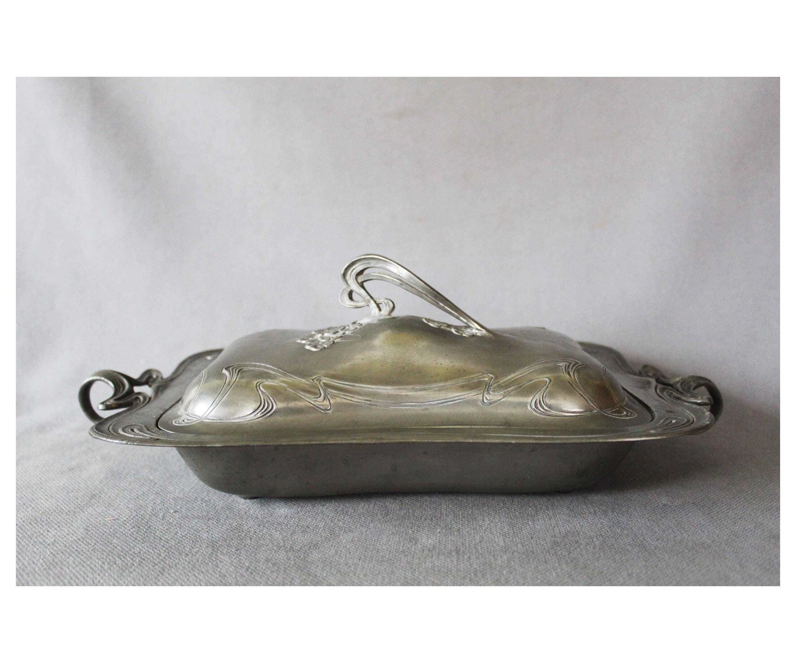 Antiek Art Nouveau Jugendstil Groot Tinnen Terrine Met Deksel, Rijkelijk Versierd, Bloemmotieven, Arts And Crafts, Zonder Maker's Mark, Serveerschaal