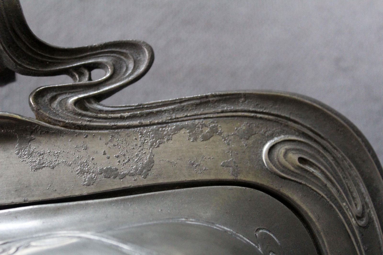 Antiek Art Nouveau Jugendstil Groot Tinnen Terrine Met Deksel, Rijkelijk Versierd, Bloemmotieven, Arts And Crafts, Zonder Maker's Mark, Serveerschaal photo vintage