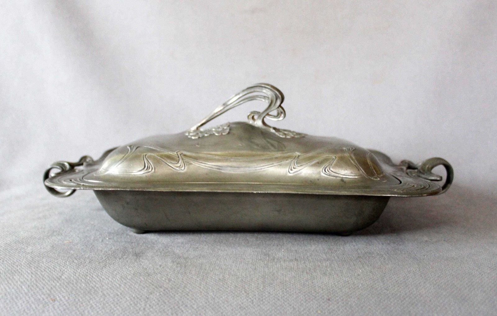 77.0 Antiek Art Nouveau Jugendstil Groot Tinnen Terrine Met Deksel, Rijkelijk Versierd, Bloemmotieven, Arts And Crafts, Zonder Maker's Mark, Serveerschaal photo