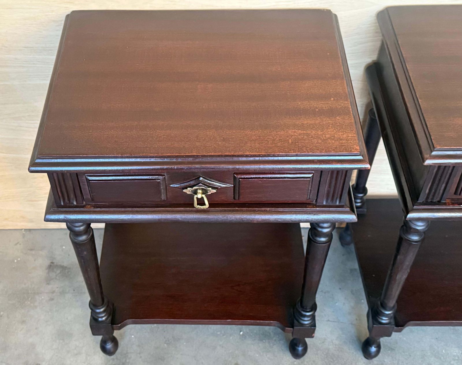 Paire de tables de chevet espagnoles, un tiroir, tablette basse et pieds cannelés photo vinterior
