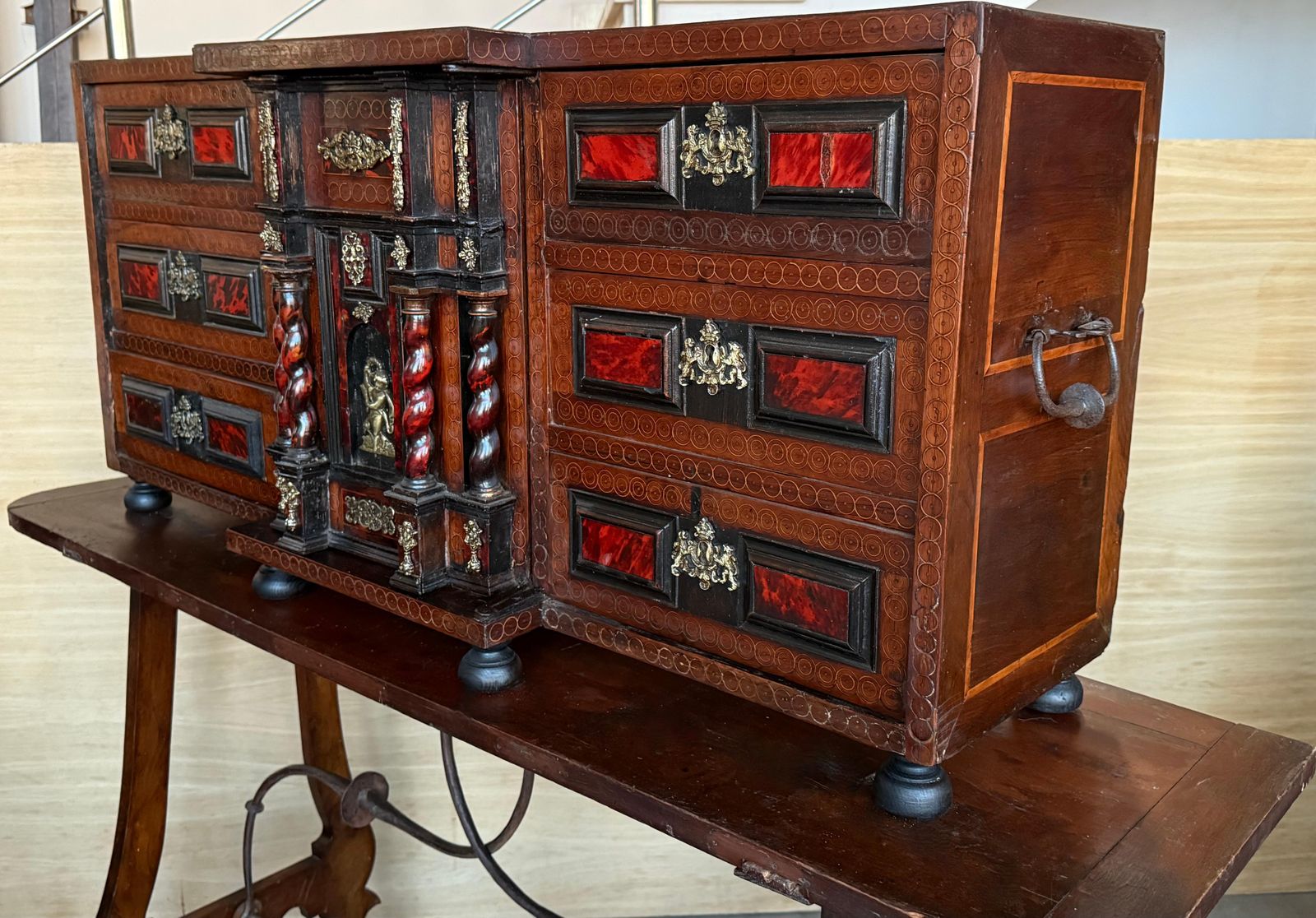 Cabinet bargueño espagnol en noyer, début du XIXe siècle, sur piétement à entretoise en fer photo vintage