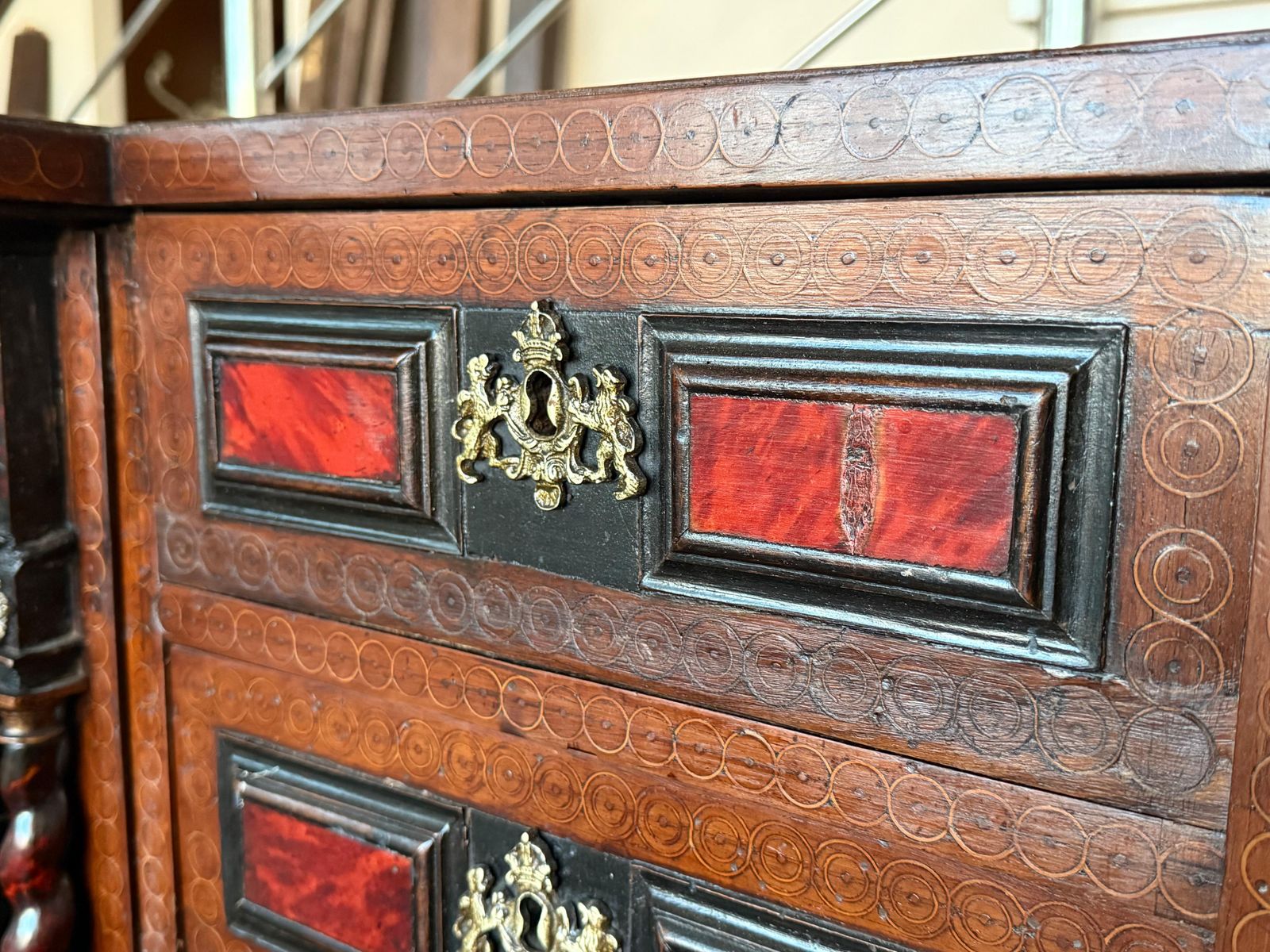 Mobilier Cabinet bargueño espagnol en noyer, début du XIXe siècle, sur piétement à entretoise en fer photo