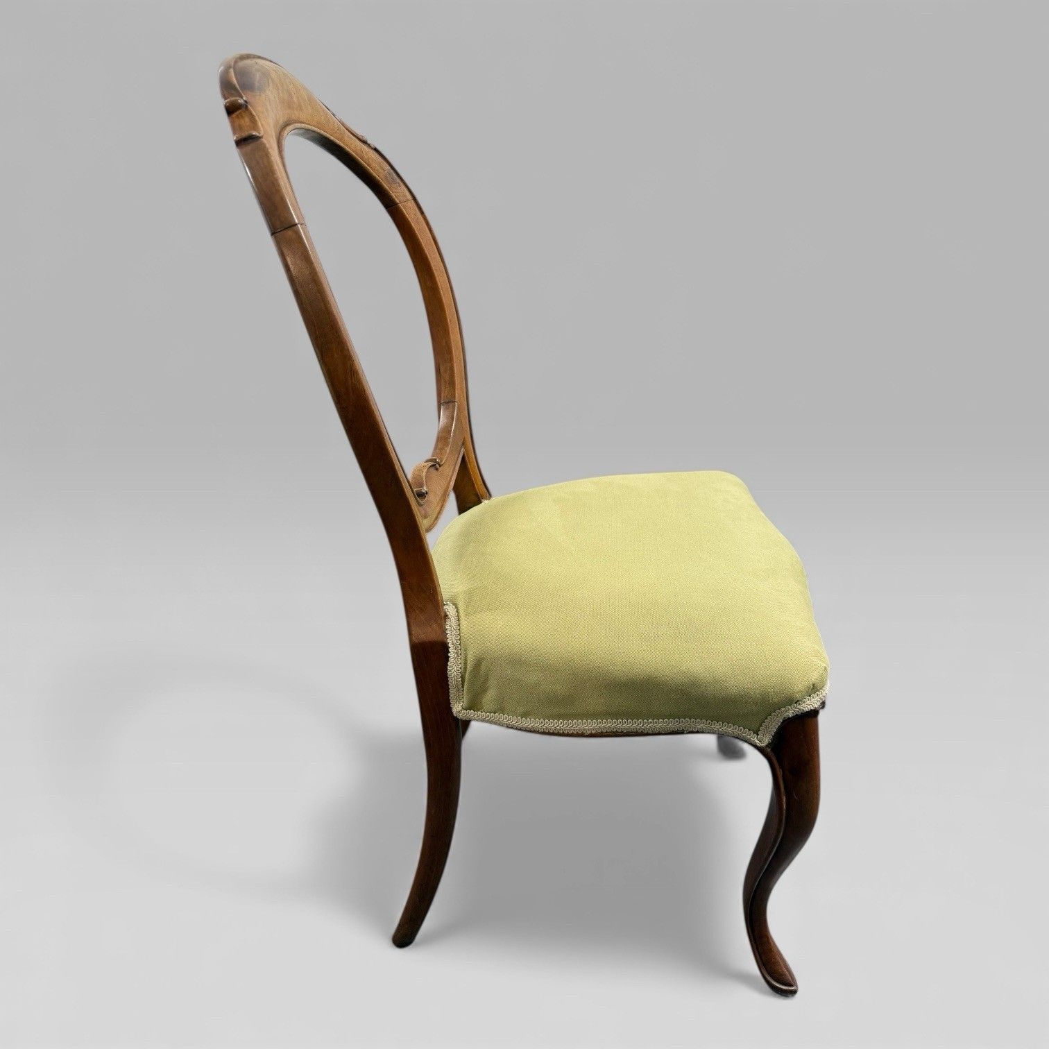 photo vinterior Pair Of Antique Victorian Walnut Balloon Back Chairs