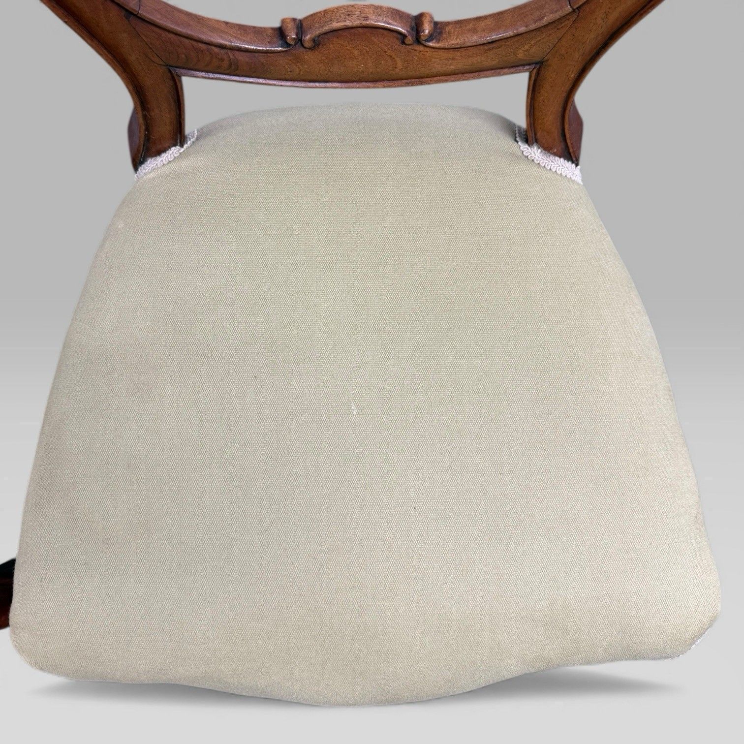 photo vintage Pair Of Antique Victorian Walnut Balloon Back Chairs