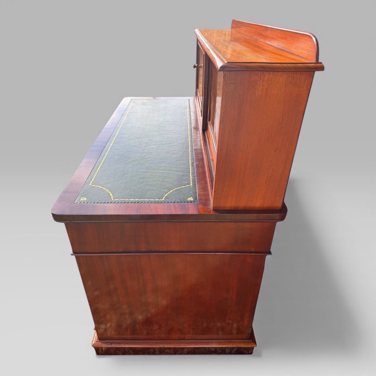 photo vintage Antique Victorian Mahogany Pedestal Desk – 9 Drawers, Tooled Leather & Cupboard