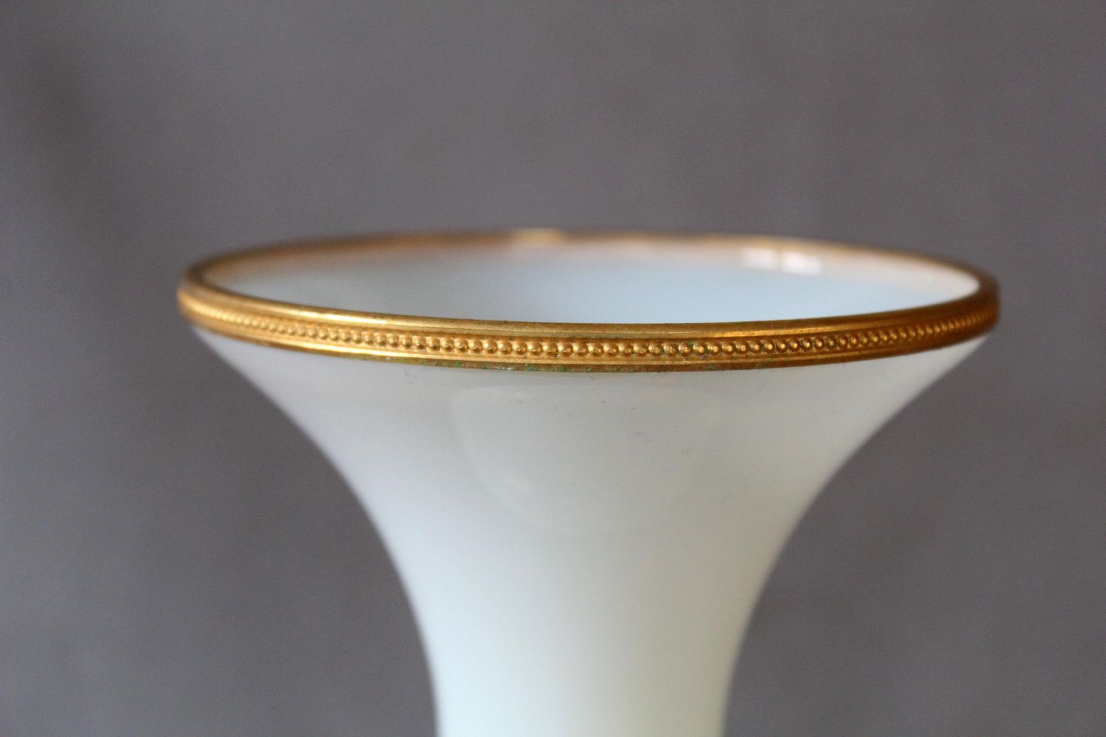 67.0 Hoge Vintage Witte Opaline Glazen Vaas, Met Ormolu Kralenrand, Label Vnc Italy Vincenzo Nason, Kunstglas Vaas Met Vergulde Metalen Rand photo