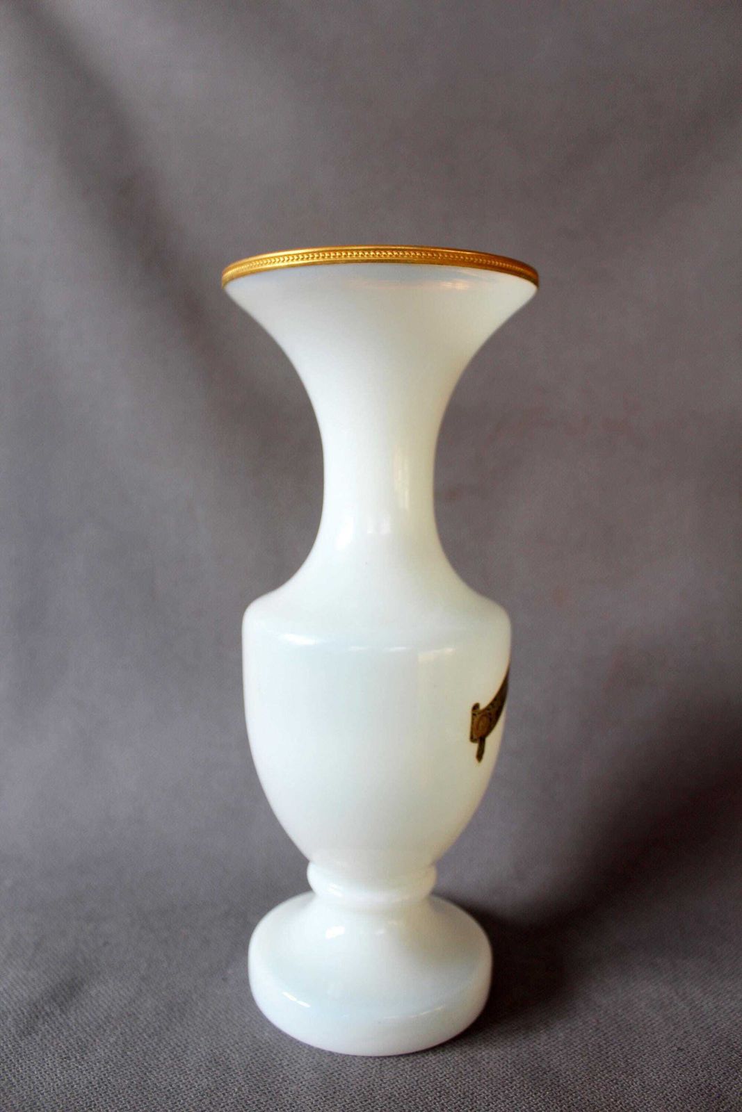 photo vinterior Hoge Vintage Witte Opaline Glazen Vaas, Met Ormolu Kralenrand, Label Vnc Italy Vincenzo Nason, Kunstglas Vaas Met Vergulde Metalen Rand