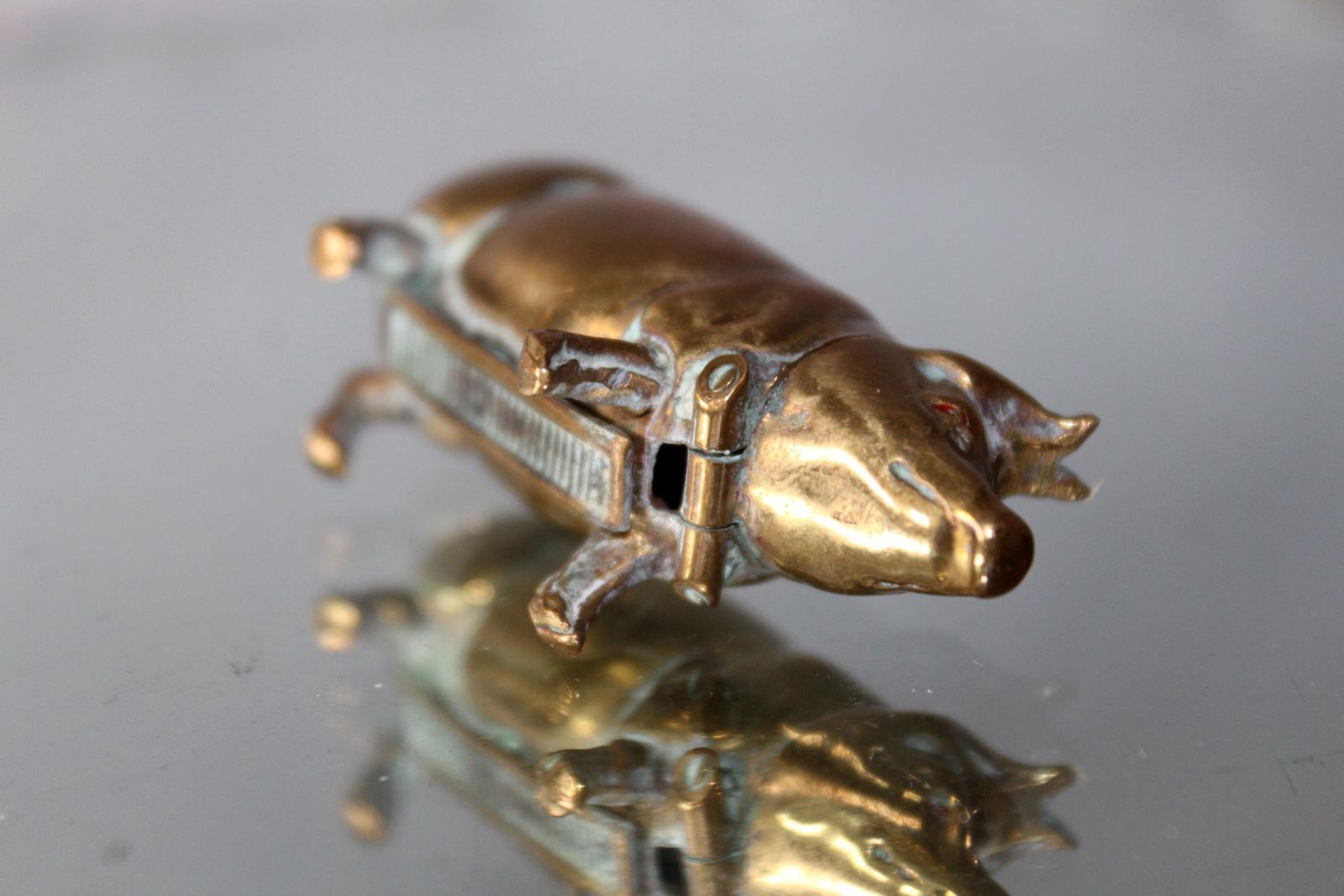 photo vintage Antique Brass Pig Go To Bed Vesta Case, Match Holder, Night Light, British Victorian Novelty, Match Striker, Hinged, 19th Century