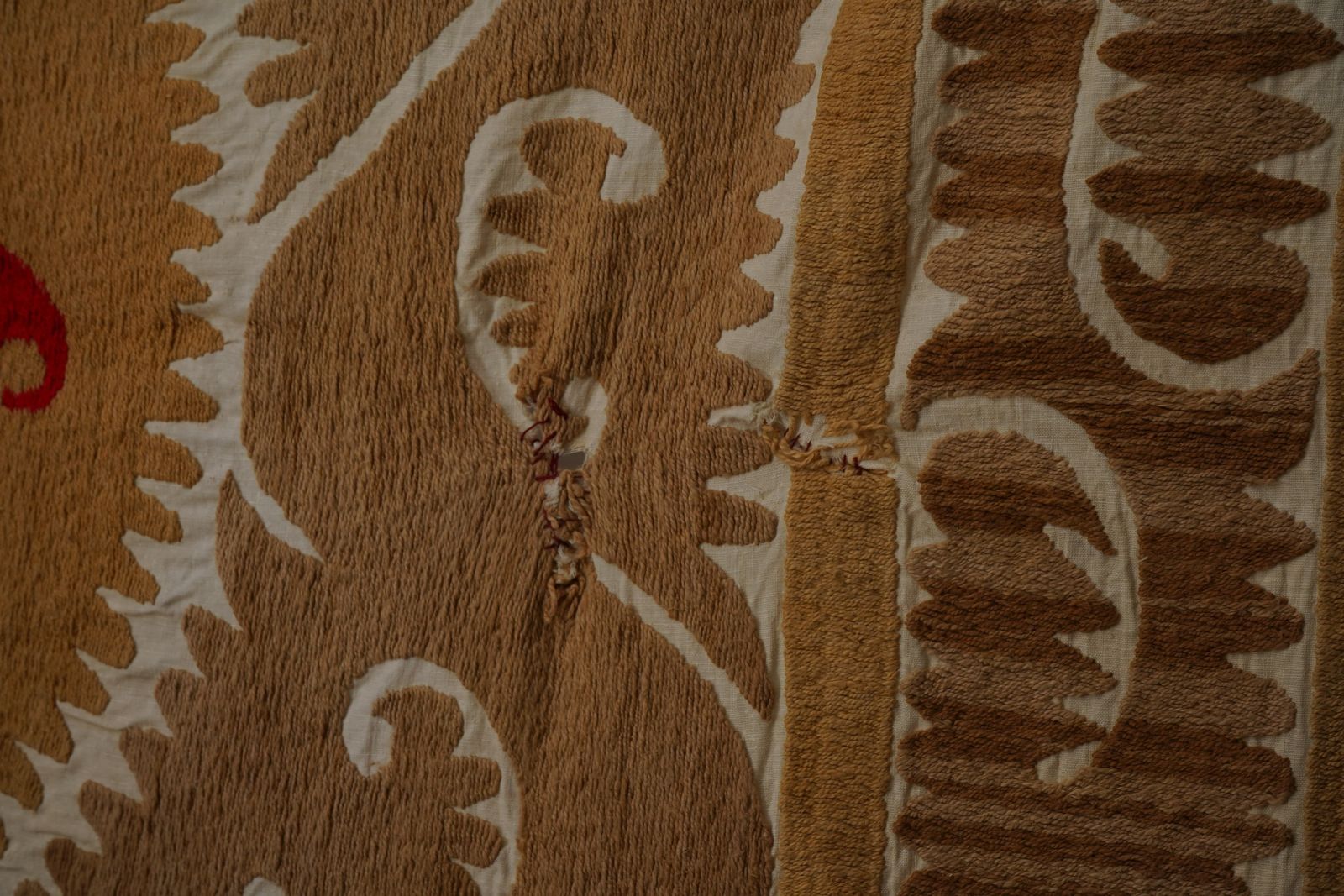 photo furniture Uzbek Suzani Textile, Square Red And Camel Table Cover In Red Tones 4'2'' X 4'9''