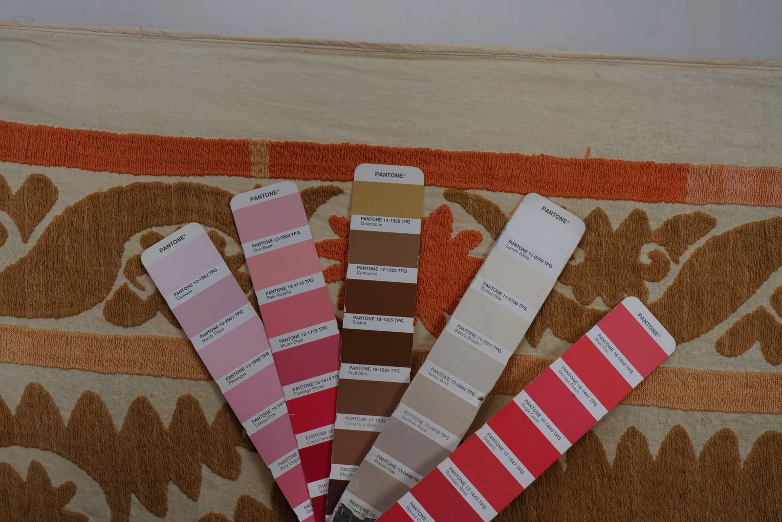 Hand Embroidered Uzbek Suzani Textile, Square Table Cover In Warm Tones 4'1'' X 4'5'' photo vinterior