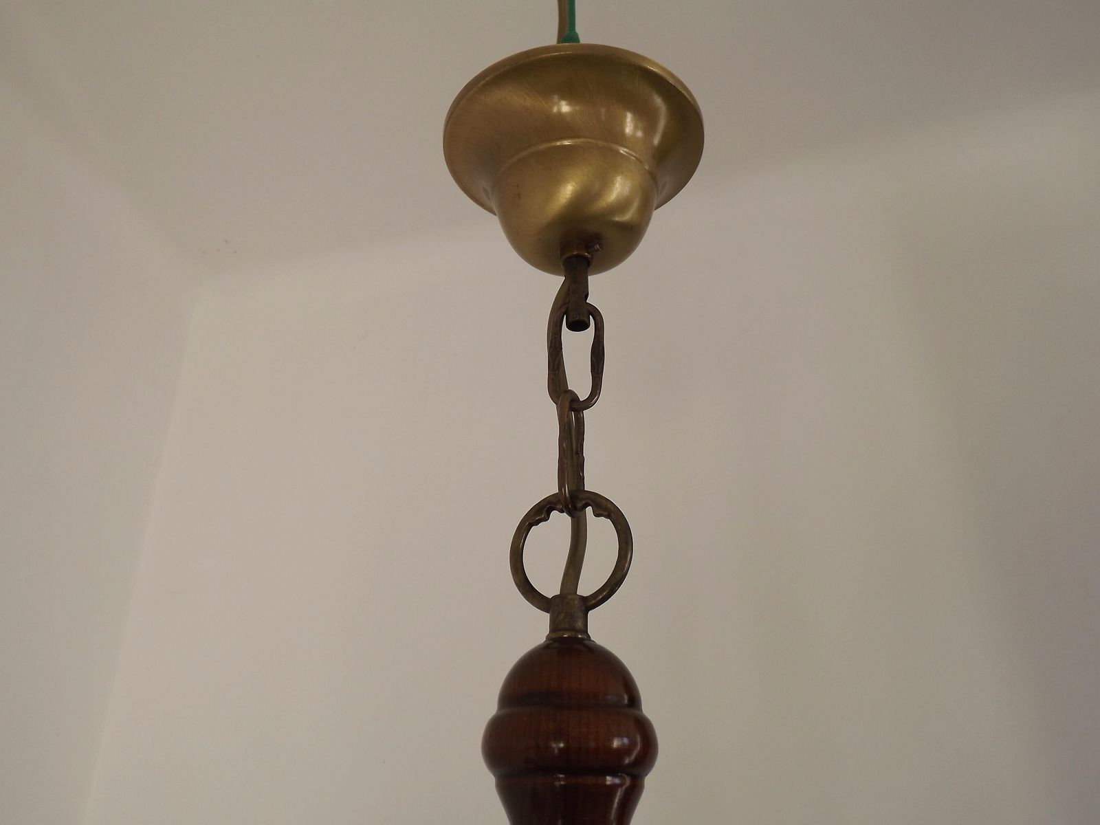 photo vinterior Lustre français à 3 lumières en bois et métal effet bronze, abat-jour en verre opaque