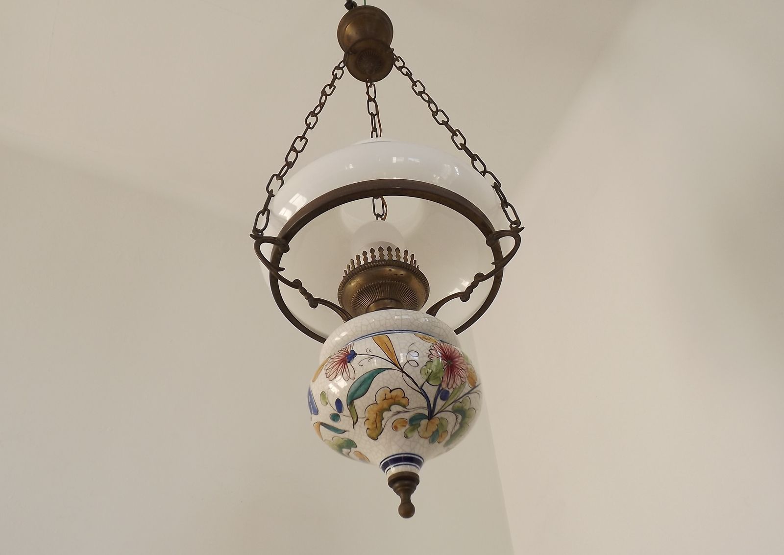 Plafonnier lanterne Mid-Century français, abat-jour en verre opaque blanc, finial floral photo Luminaires
