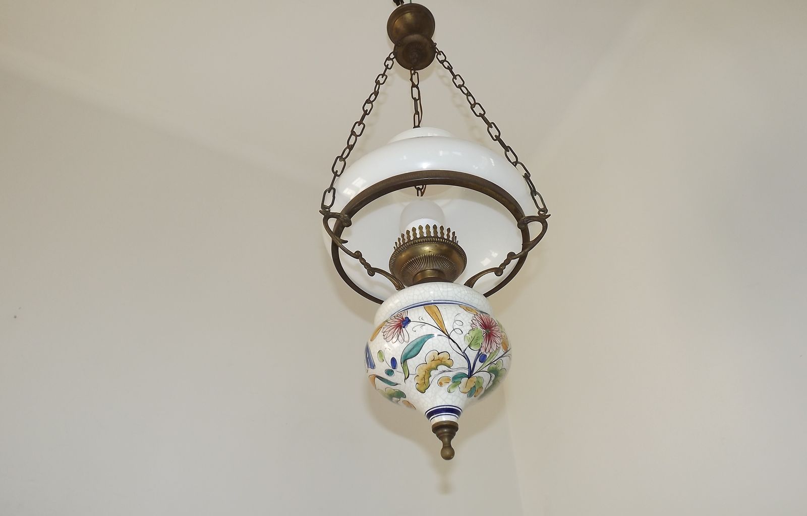 Plafonnier lanterne Mid-Century français, abat-jour en verre opaque blanc, finial floral photo furniture