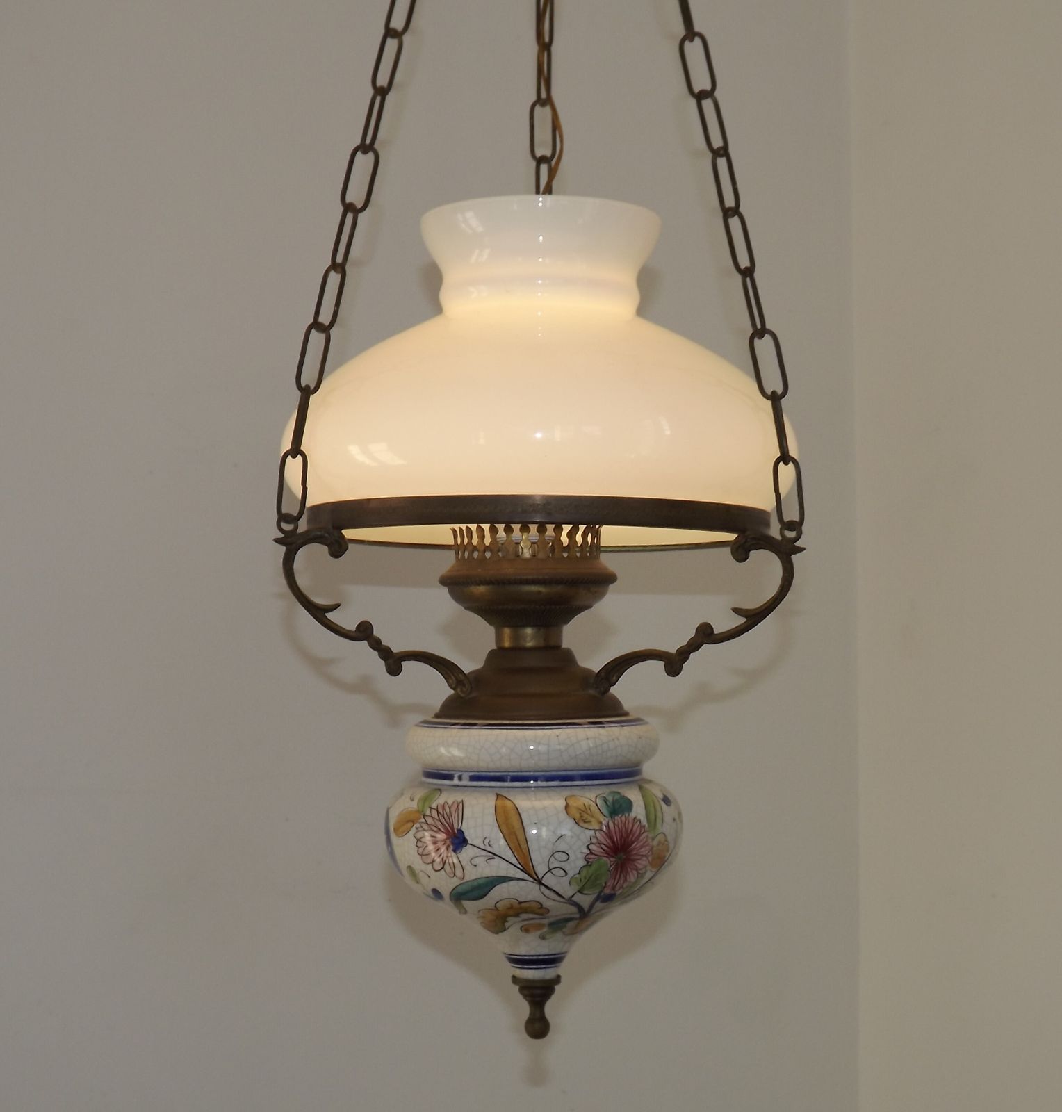165.0 Plafonnier lanterne Mid-Century français, abat-jour en verre opaque blanc, finial floral photo