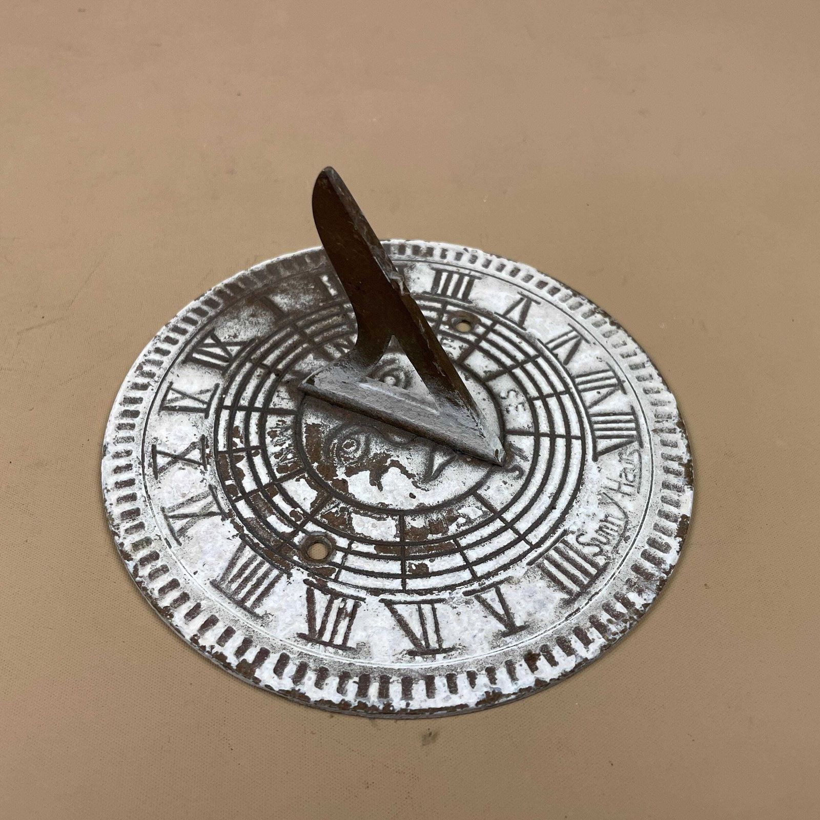 Antique Brass Gold Sun Dial Garden Metal Heavy Vintage Garden Decor Round Circular 14.5cm Weather Sundials Engraved Outdoor Sun Face White photo for sale