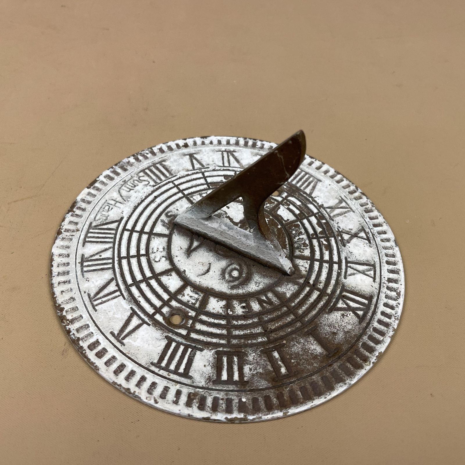 Antique Brass Gold Sun Dial Garden Metal Heavy Vintage Garden Decor Round Circular 14.5cm Weather Sundials Engraved Outdoor Sun Face White photo vinterior