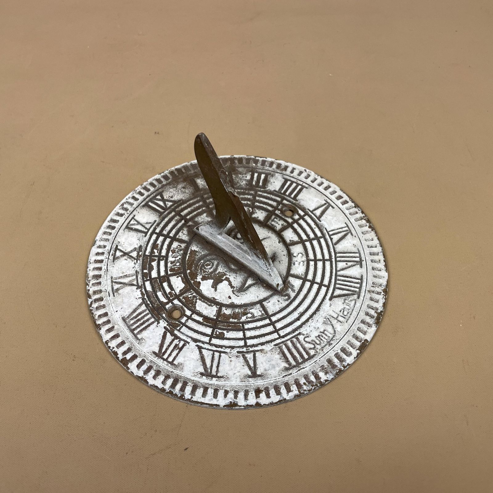 photo furniture Antique Brass Gold Sun Dial Garden Metal Heavy Vintage Garden Decor Round Circular 14.5cm Weather Sundials Engraved Outdoor Sun Face White