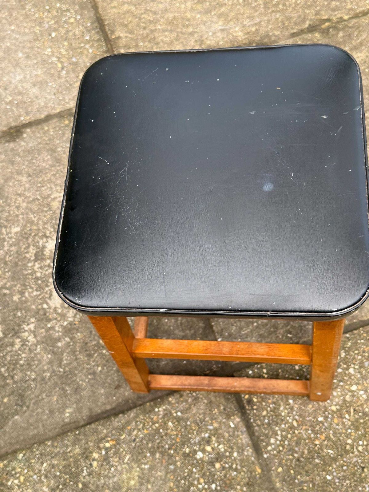 photo vinterior Mid Century Utility Stool 1940s 1950s Wooden Kitchen Workshop Stool Vinyl Seat