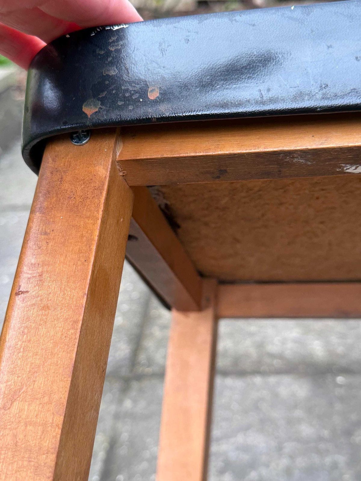 photo vintage Mid Century Utility Stool 1940s 1950s Wooden Kitchen Workshop Stool Vinyl Seat