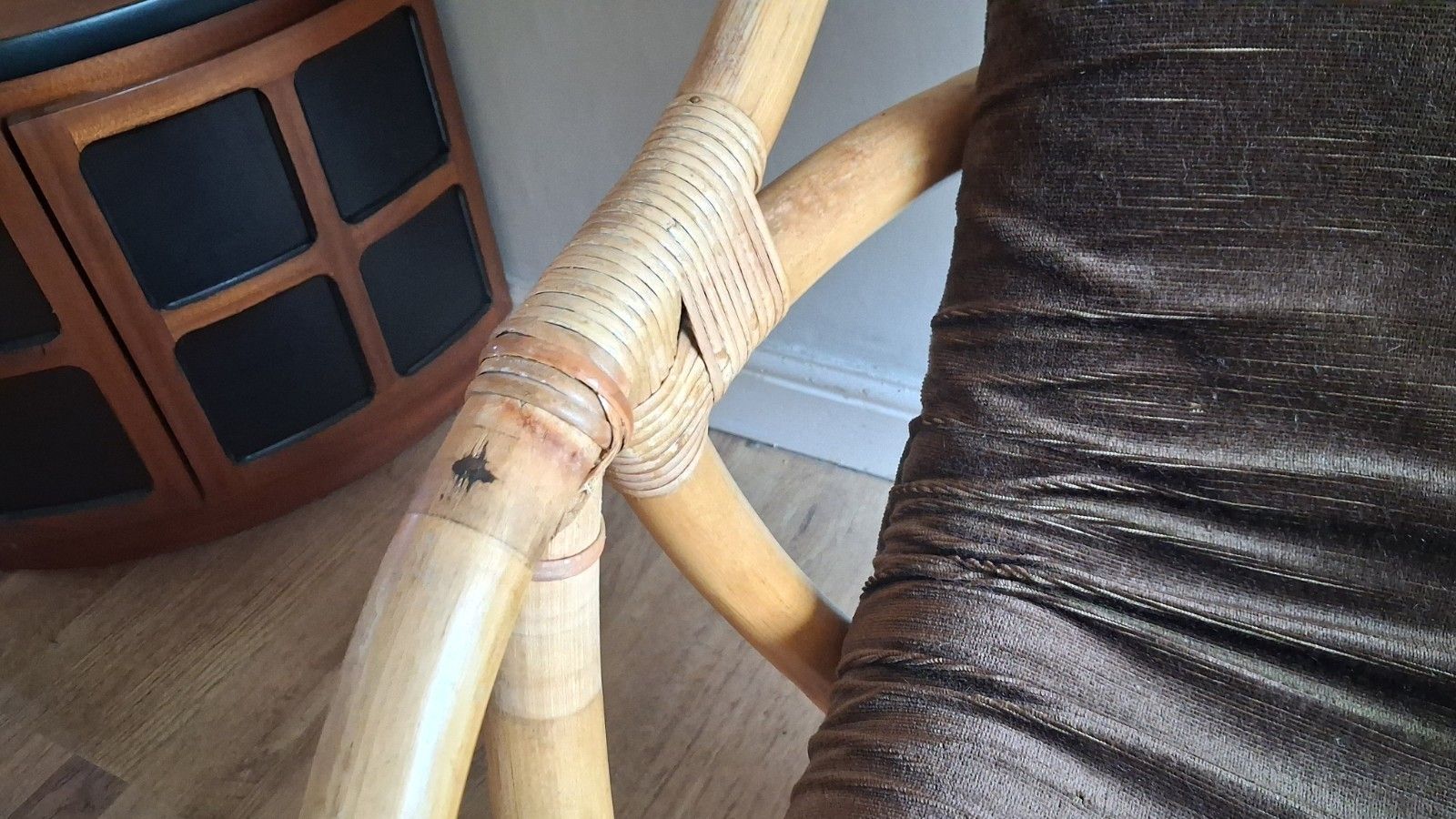 photo vintage Original 1970's Angraves "Invincible" Mid Century Bamboo Swivel Armchair