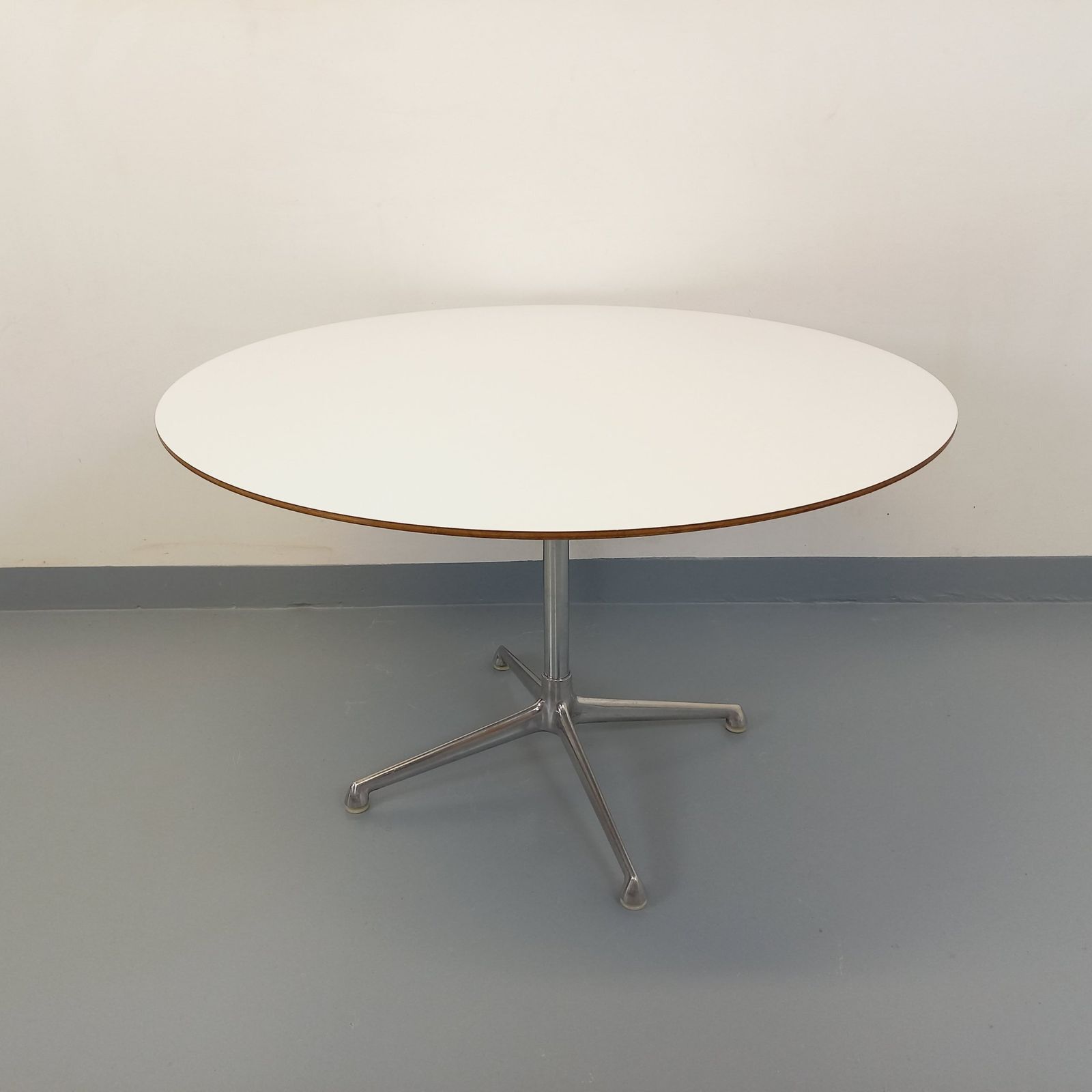 photo buy Eames Round Table For Vitra In White Melamine, Wood And Metal