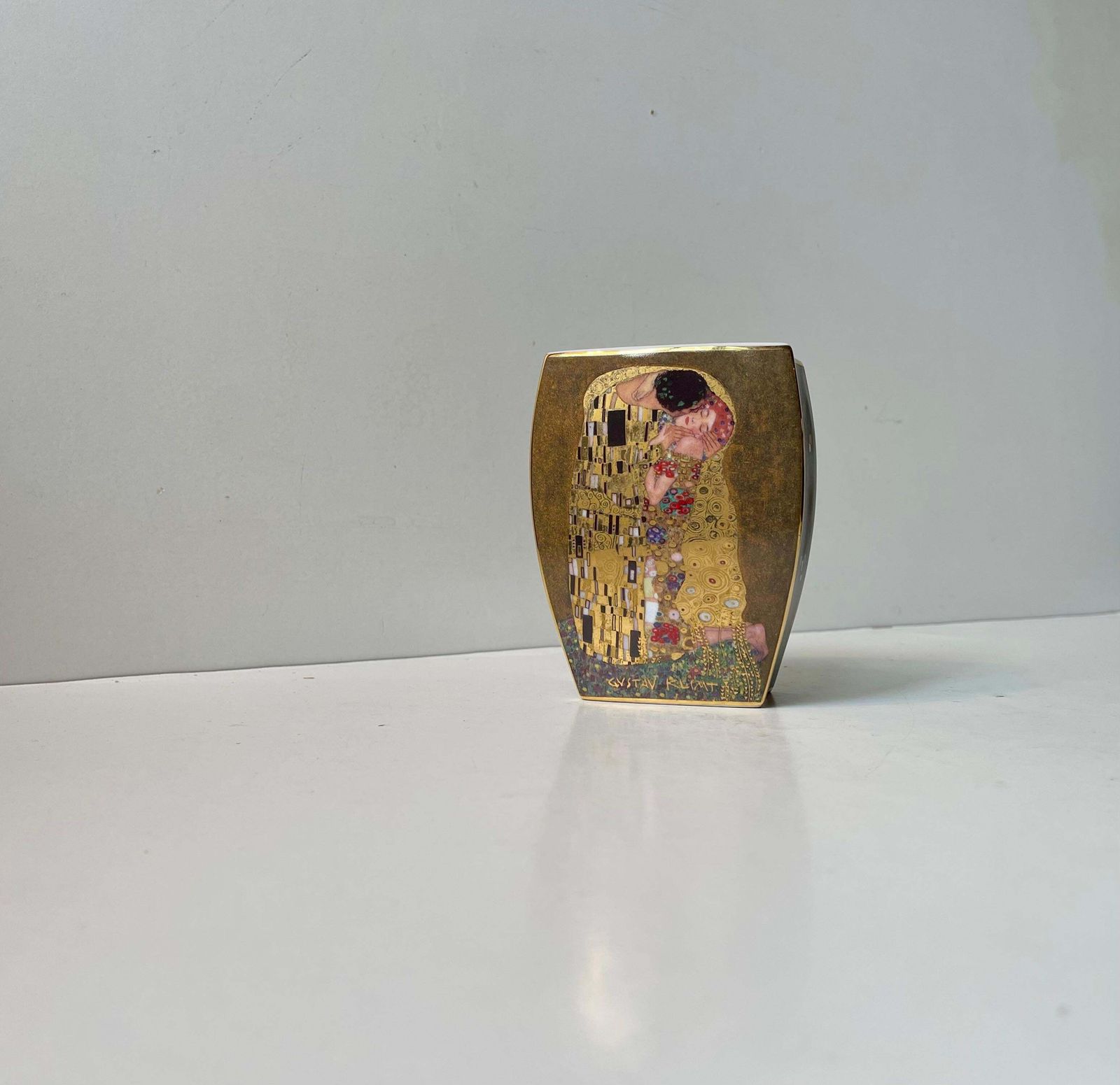 German Goebel Artis Orbis Porcelain Vase   Gustav Klimt 'The Kiss' photo furniture